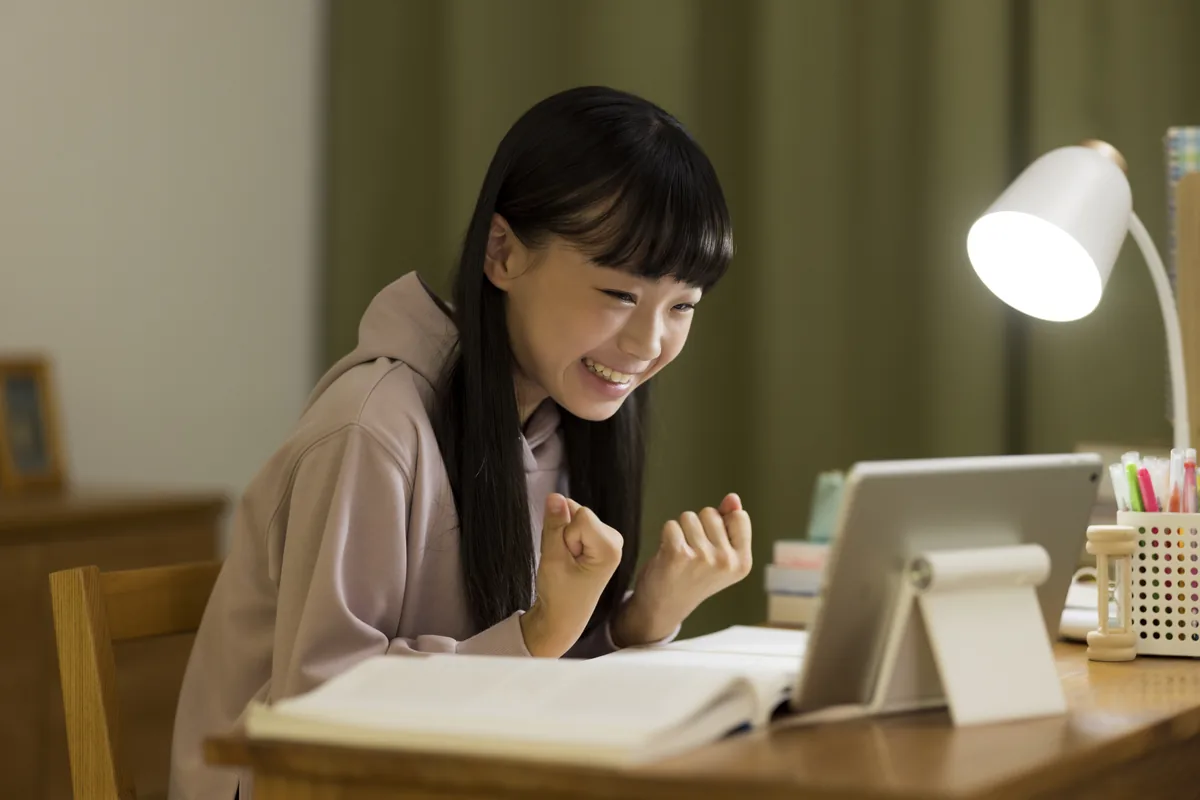 タブレットで学習する生徒