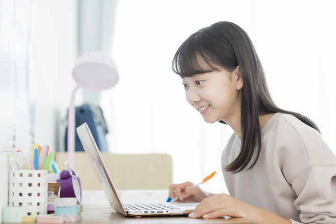 自宅で学習する小学5年生