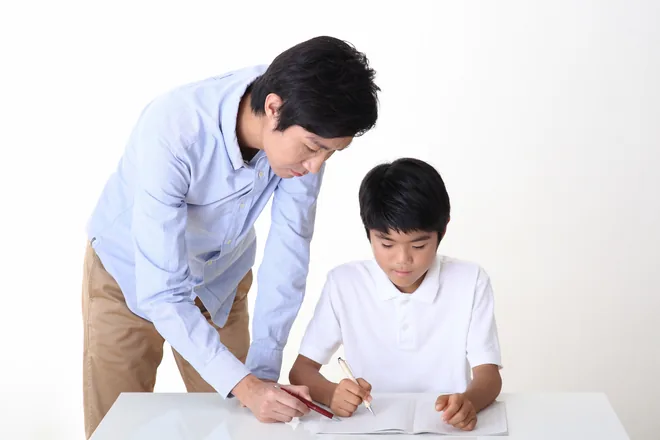 講師の指導を受ける小学6年生