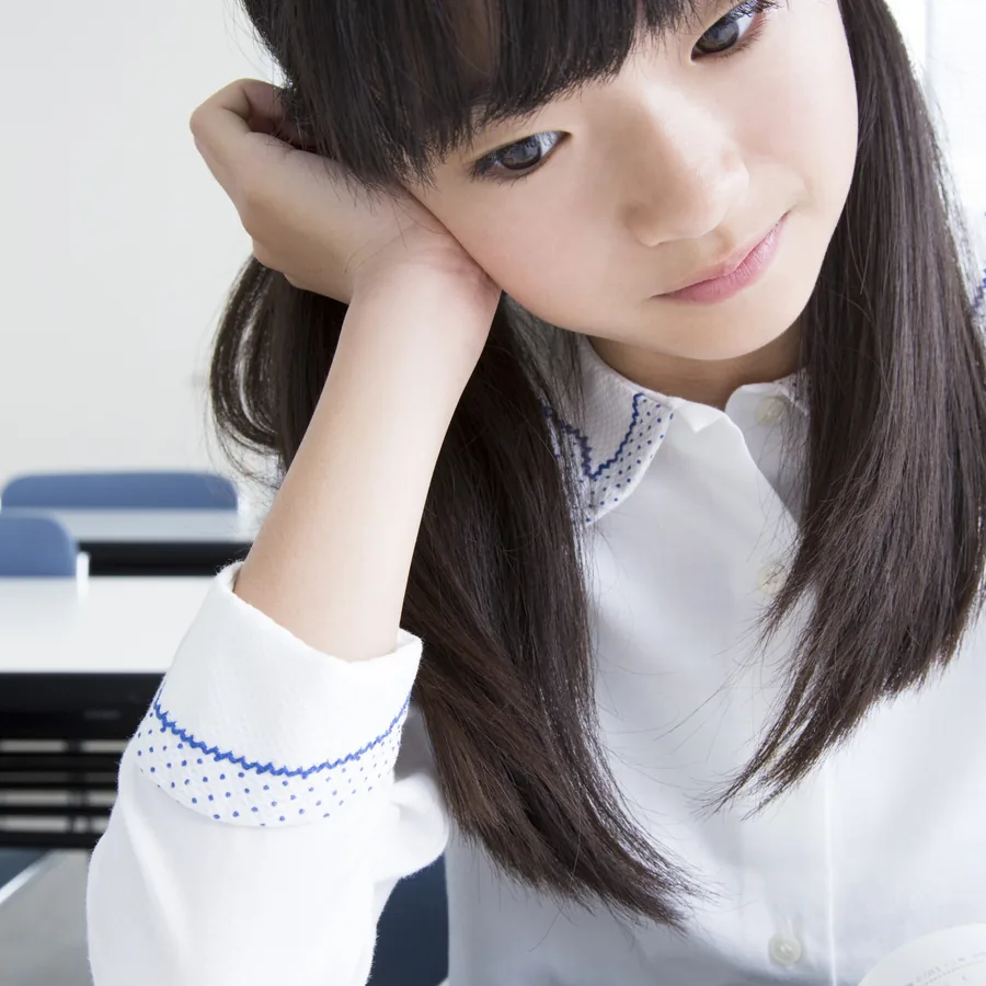 机に向かう小学生の女の子