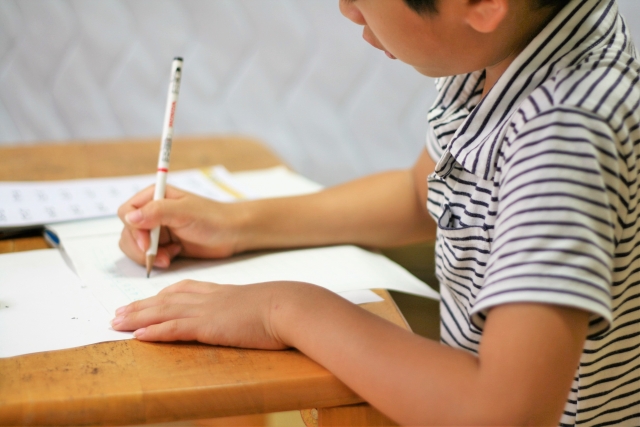 机で宿題をする小学生の男の子