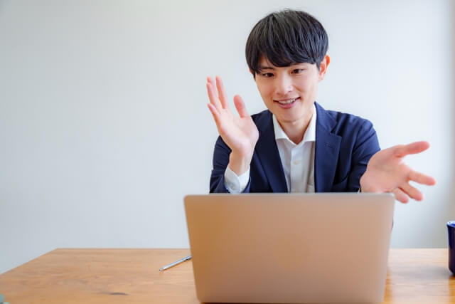 オンライン会議に参加するビジネスマン